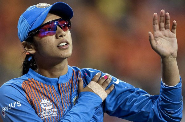 Smriti Mandhana injured her shoulder