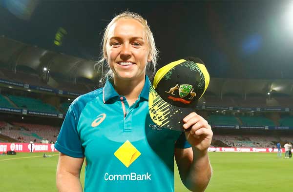 Kim Garth receives her Australian T20I Cap. PC: Getty Images