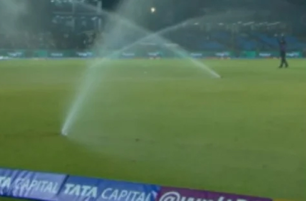 On-field Sprinkler disturbs Mumbai Indians vs Gujarat Giants game, players frustrated
