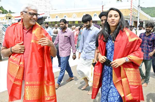 Smriti Mandhana seeks blessings at Tirupati Balaji Temple with her family