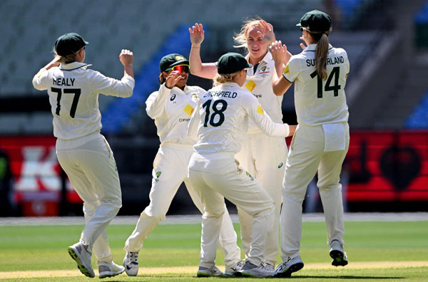 Alana King’s four-fer triggers another English collapse as Australia take day 1 honours at the MCG