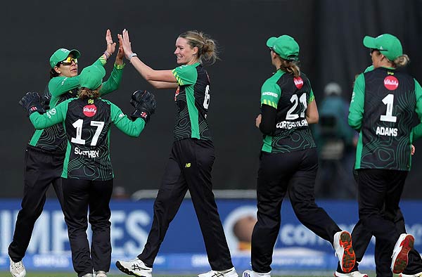 Lauren Bell's Four-Fer Help Southern Brave Defend 106, March to Final Unbeaten